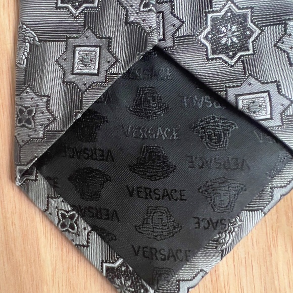 GIANNI VERSACE 100% silk tie silver grey Medusa geometric print Made in Italy - Picture 6 of 7